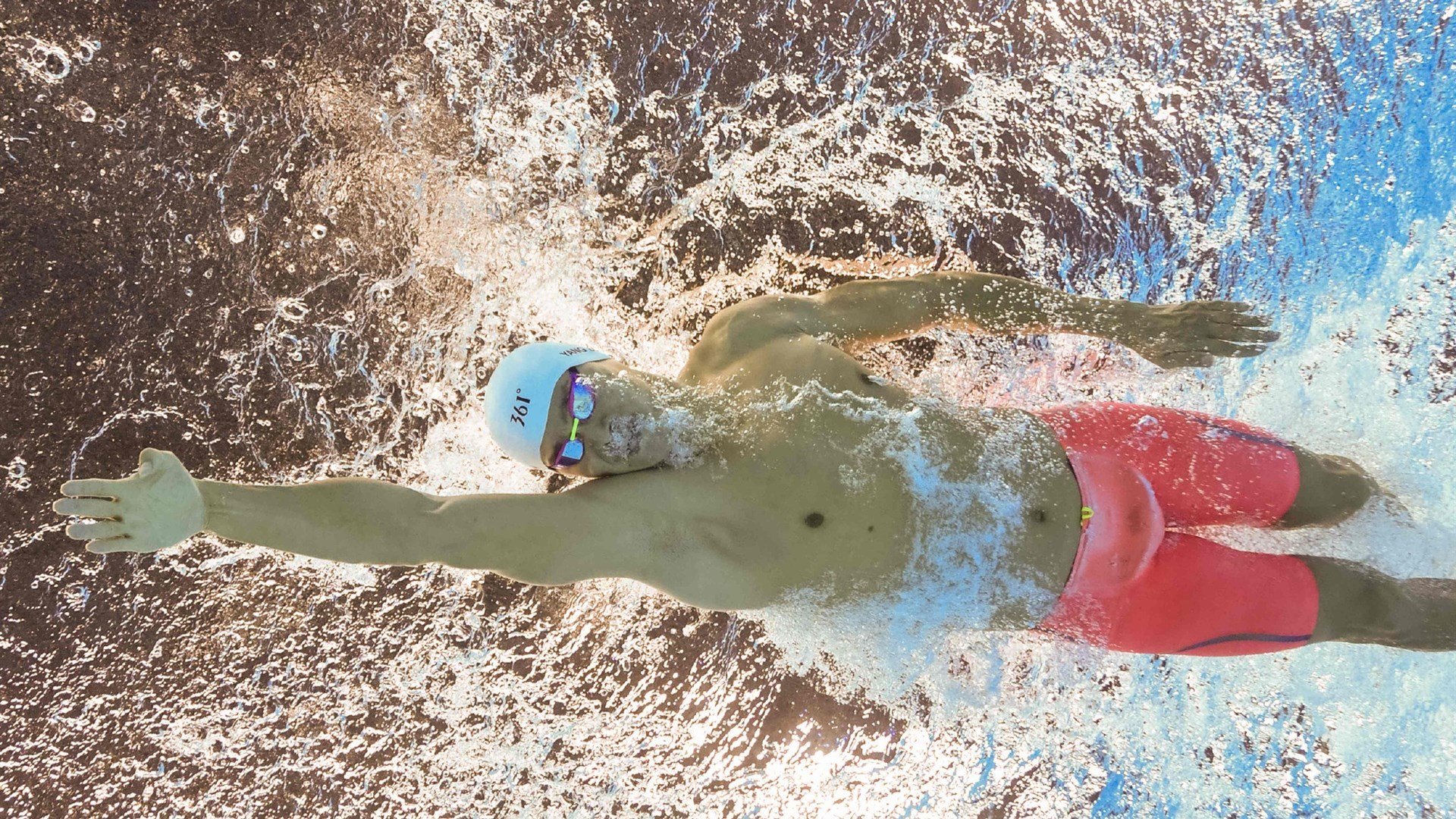 “全民足球运动推广持续升温,青少年踢球热潮涌动”,青少年足球运动蔚然成风